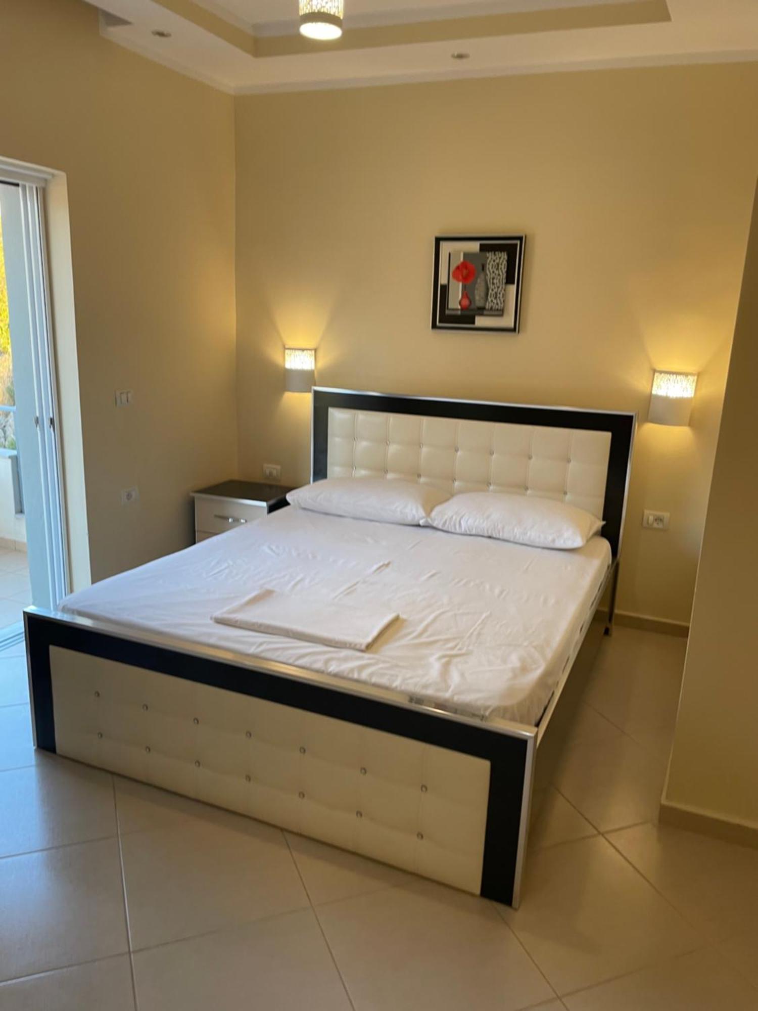 Honey Sarandë