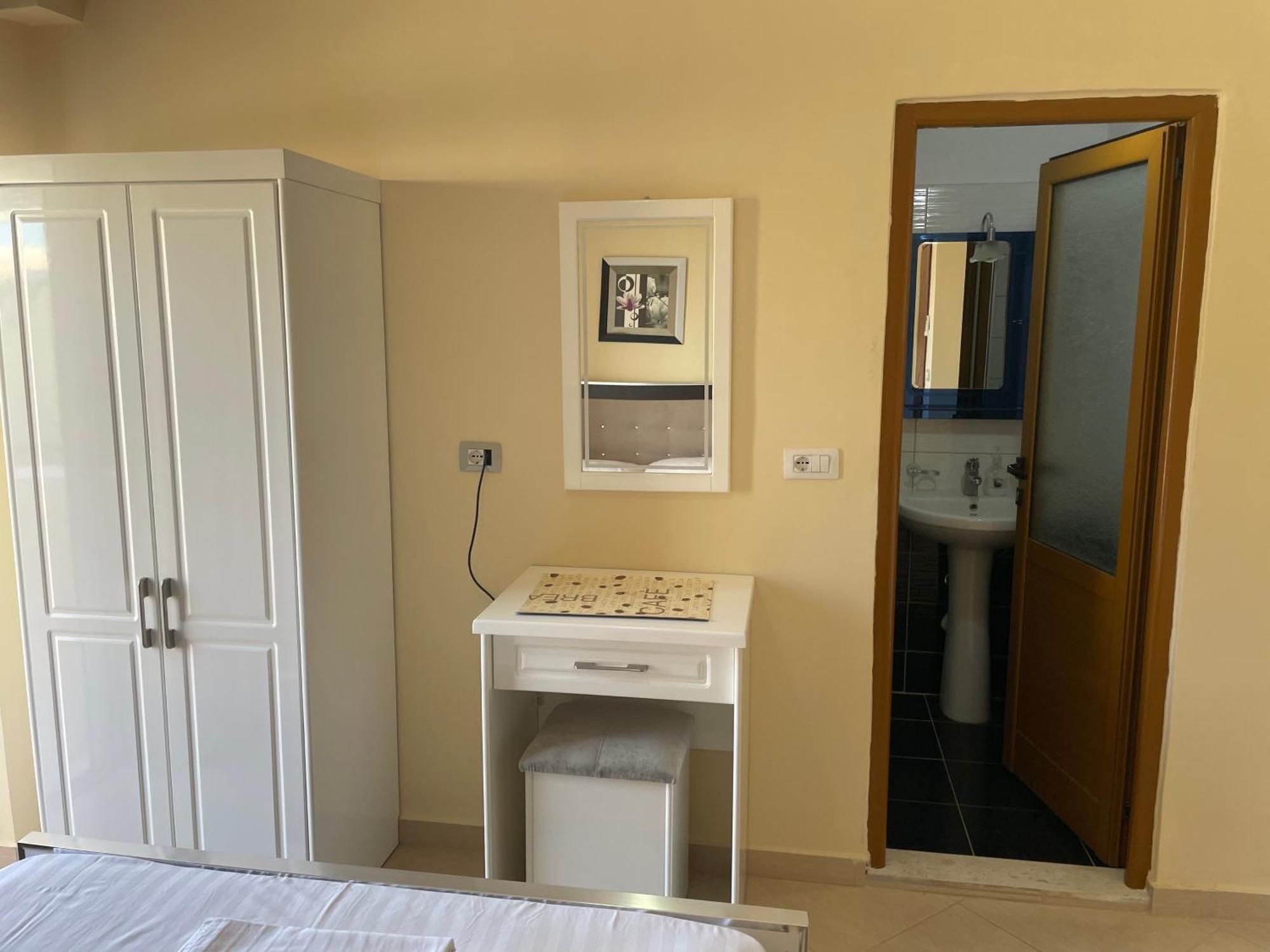 Honey Sarandë