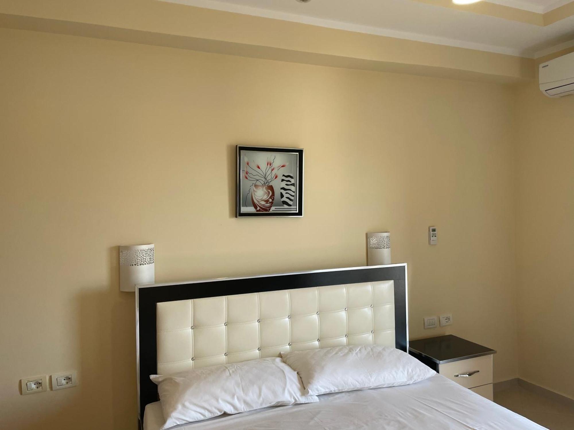Honey Sarandë